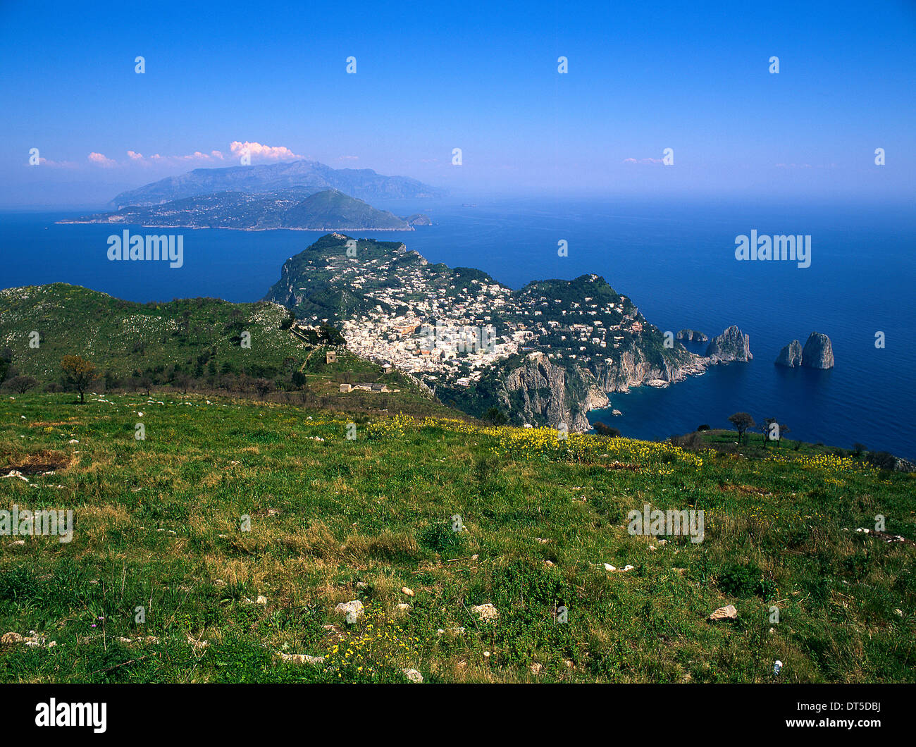 Vue sur Capri de Mont Solaro, Campnia l'Italie. En regardant vers le continent Banque D'Images