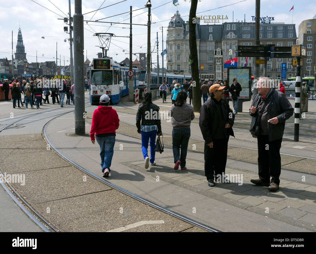 Des Néerlandais, hommes et femmes en attente à un arrêt de tramway Amsterdam aux Pays-Bas. Banque D'Images