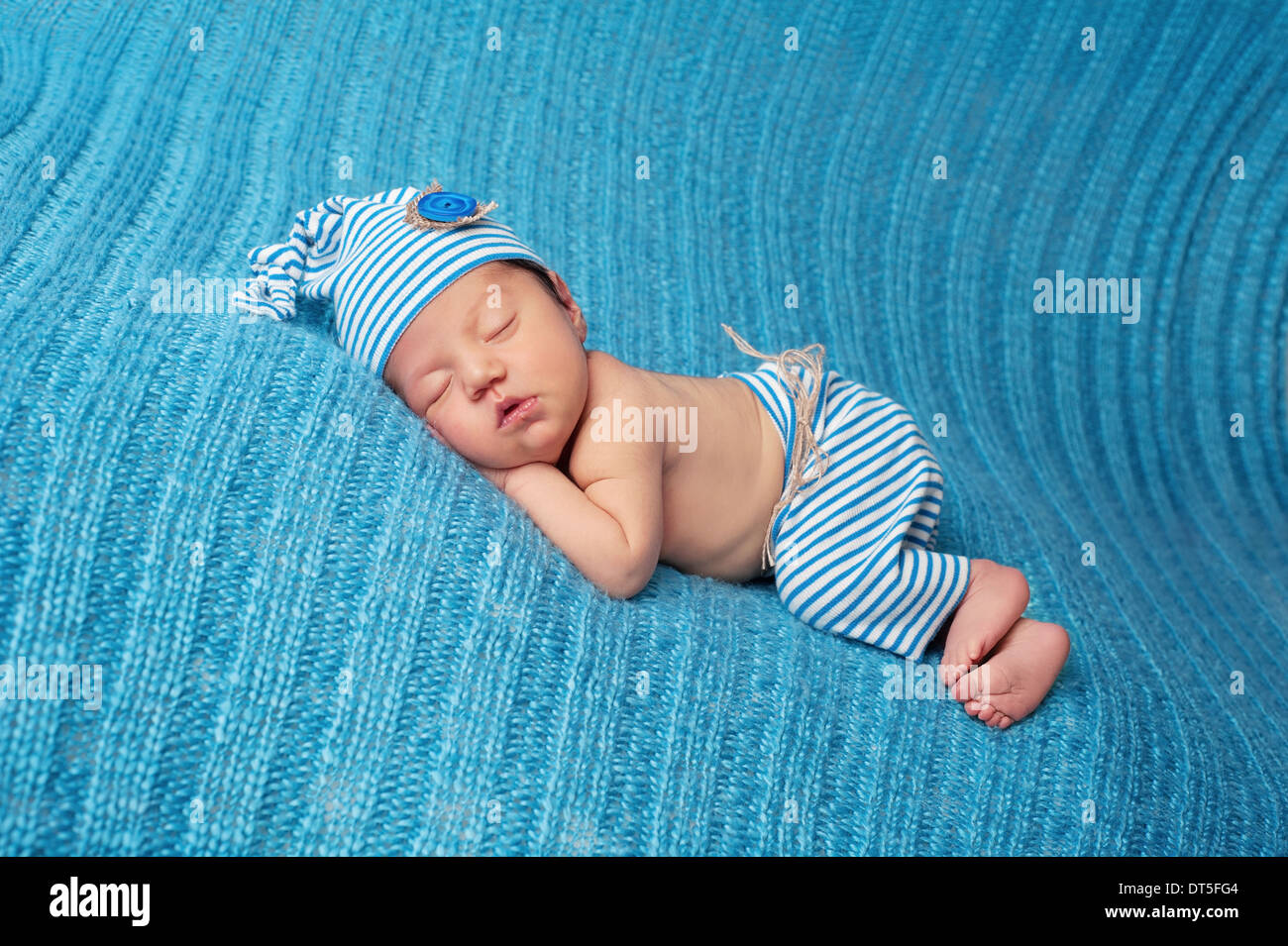 Bebe Nouveau Ne De Dormir Sur Une Couverture Bleue Et Le Port D Inspiration Vintage Pyjama Raye Bleu Et Blanc Avec Bouchon A Dormir Photo Stock Alamy