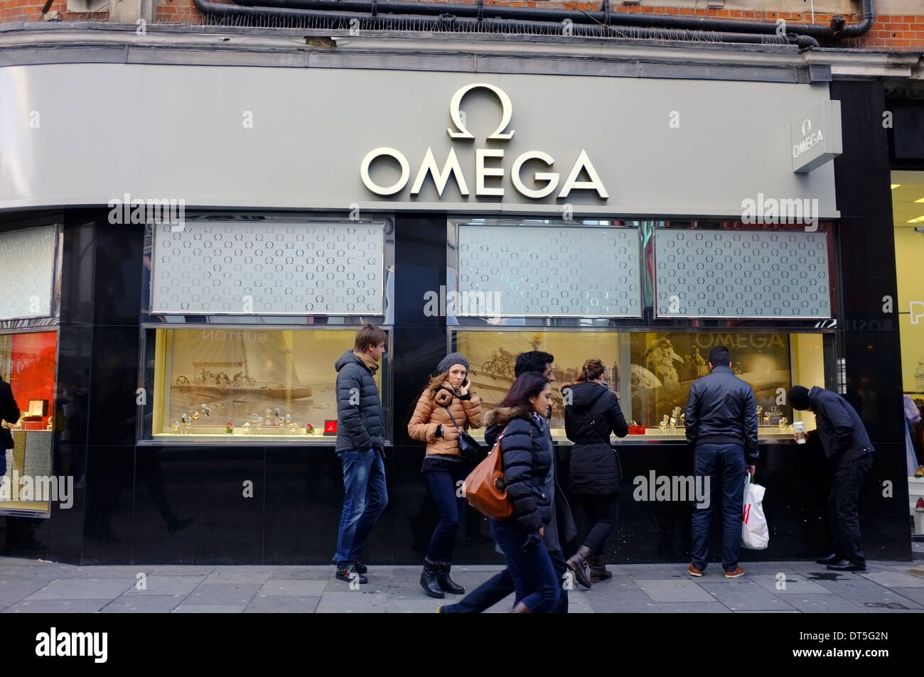 Designer Omega Watch store à Londres Banque D'Images