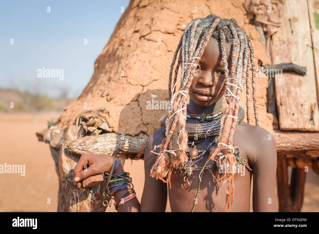 Jeune femme himba, Kunene, Namibie, Afrique Banque D'Images