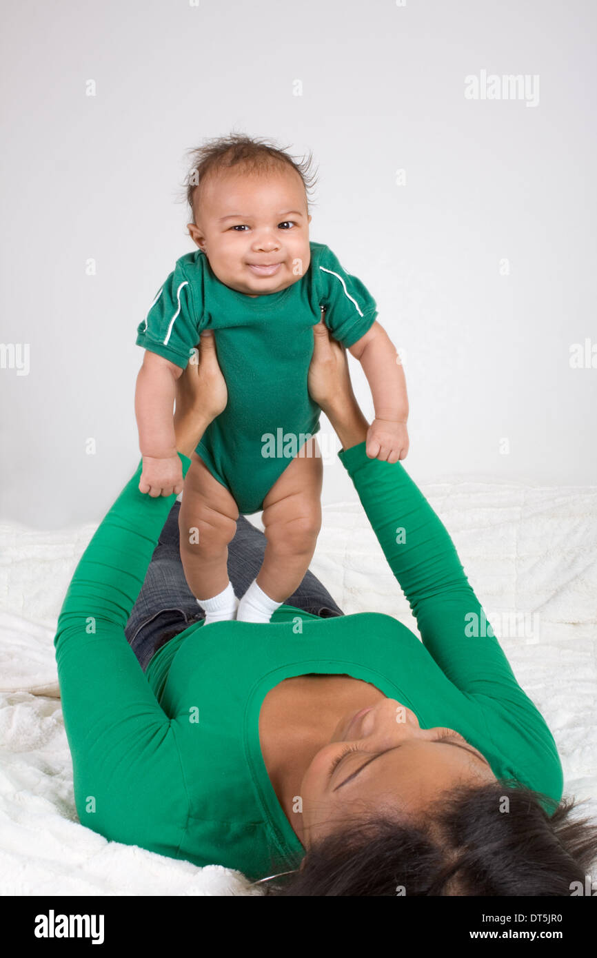 Maman Biracial Sur Lit Avec Son Jeune Fils Noir Multiethniques Bebe A 3 Mois Photo Stock Alamy
