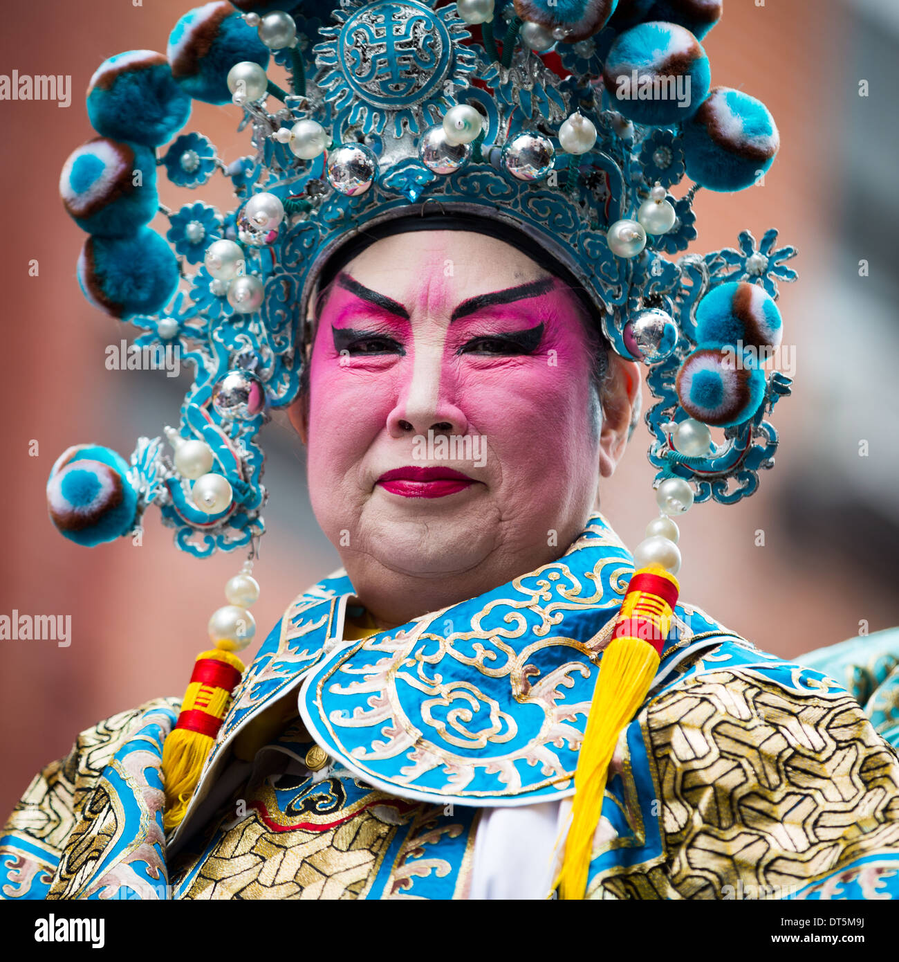 Fier chinois porter du maquillage des défilés à l'occasion du Nouvel An lunaire Festival à Chinatown. Banque D'Images