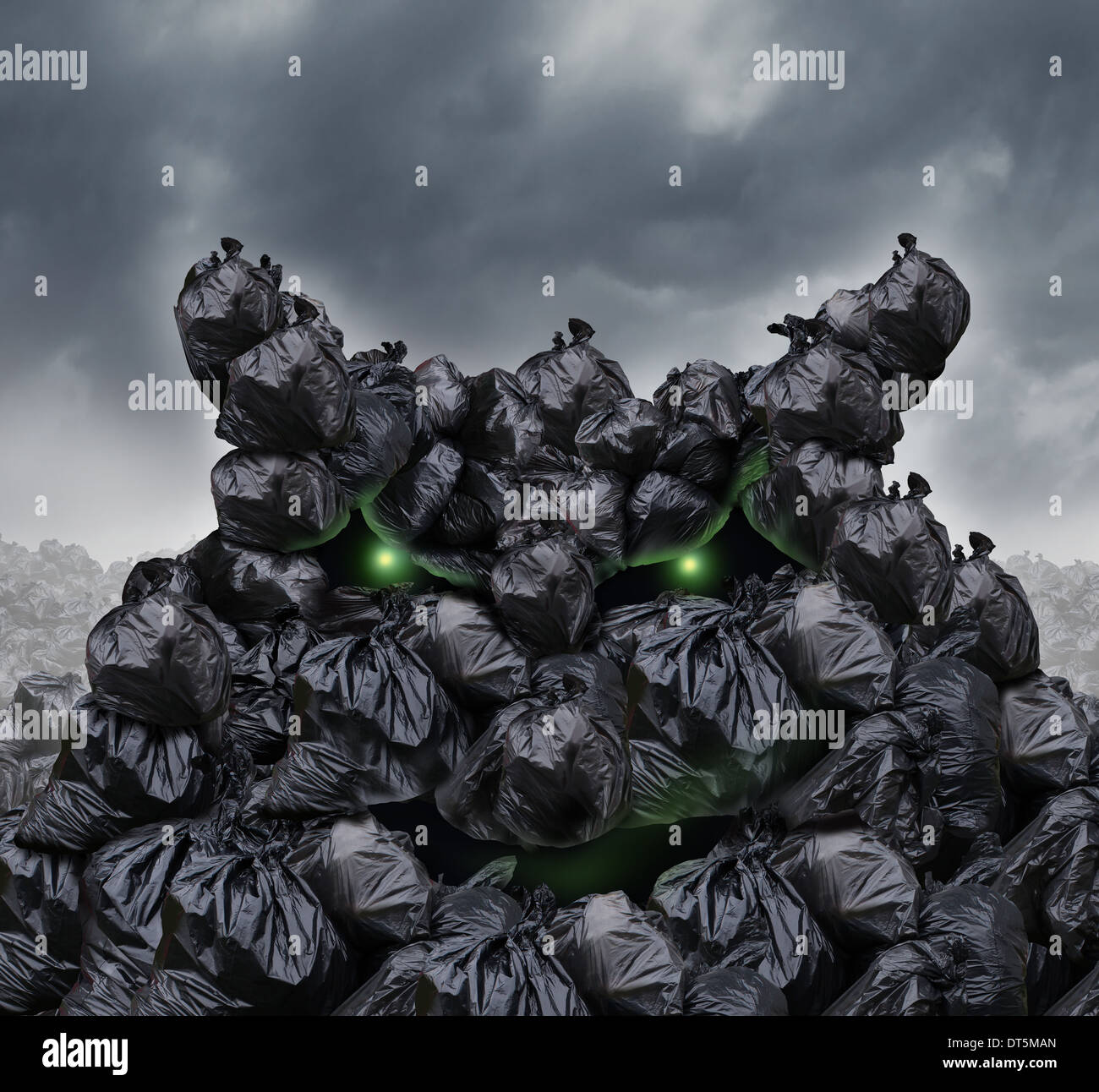 Garbage monster à un cliché que les montagnes de sacs poubelle noir avec une odeur désagréable se présentant sous forme d'un méchant avec des yeux vert brillant et la mauvaise haleine dans un paysage infini de tas d'enfouissement comme arrière-plan des dommages environnementaux. Banque D'Images
