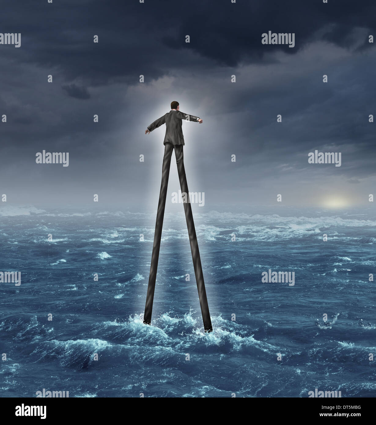 Les compétences de gestion de carrière et develepment en tant qu'homme d'affaires avec de très hautes jambes à marcher vers un but par l'intermédiaire de sun un profond Banque D'Images