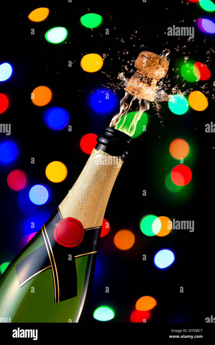 Popping cork sur une bouteille de champagne Banque D'Images