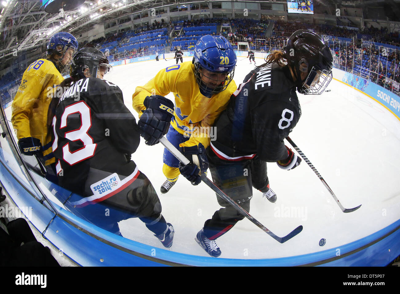 La Suède et le Japon, l'équipe au cours d'une phase de groupes match dans le tournoi de hockey sur glace de la femme, à la XXII jeux olympiques d'hiver à Sotchi. Banque D'Images