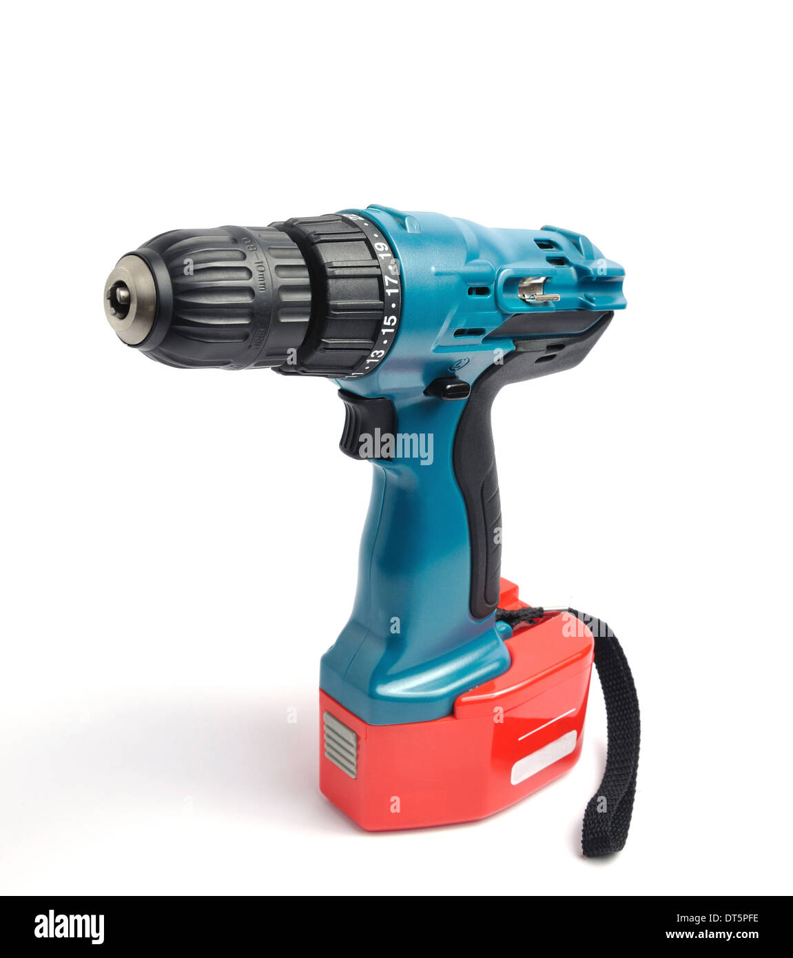 Perceuse tournevis sur un fond blanc. Banque D'Images