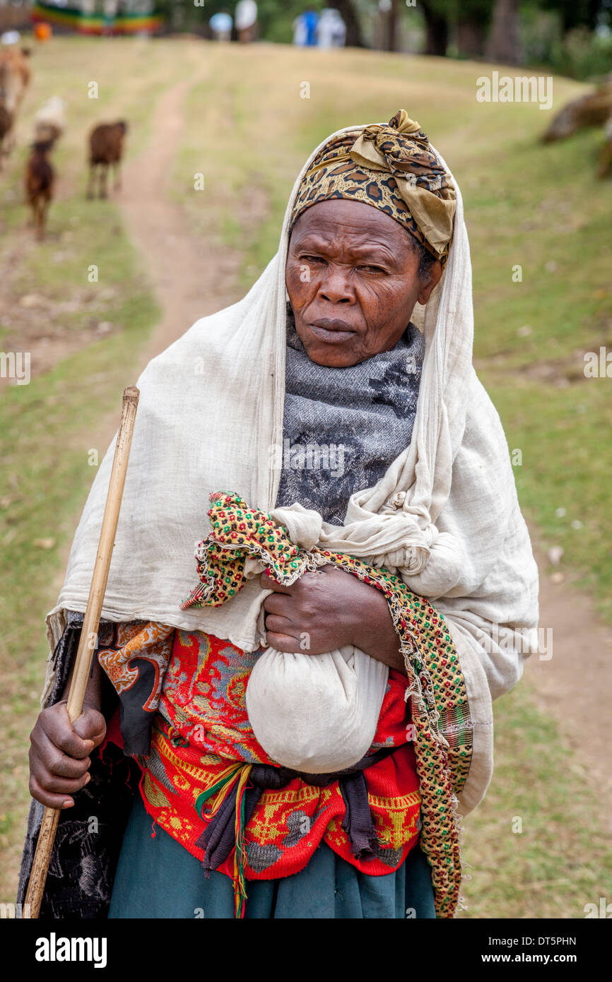 Une vieille femme Dorze dans le village d'Hayzo, près d'Arba Minch, Ethiopie Banque D'Images
