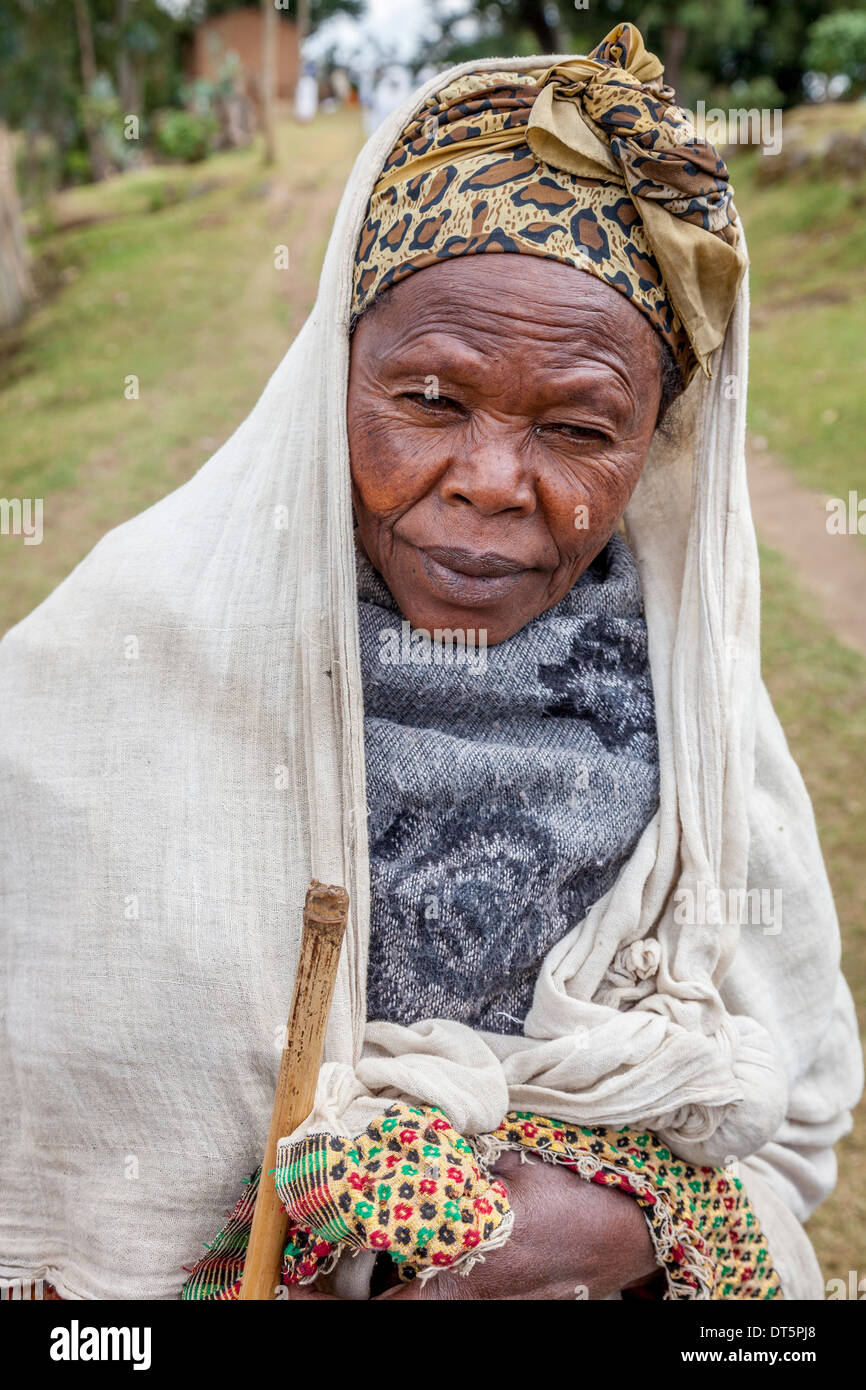 Une vieille femme Dorze dans le village d'Hayzo, près d'Arba Minch, Ethiopie Banque D'Images