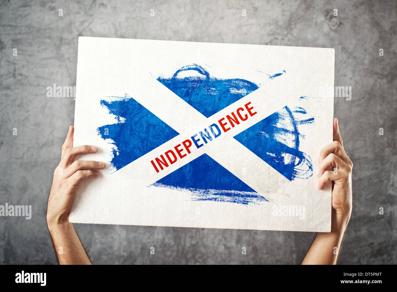 Drapeau de l'indépendance de l'Écosse. Man holding banner avec Scotish Drapeau de l'indépendance. Soutenir l'équipe nationale, le patriotisme concept. Banque D'Images