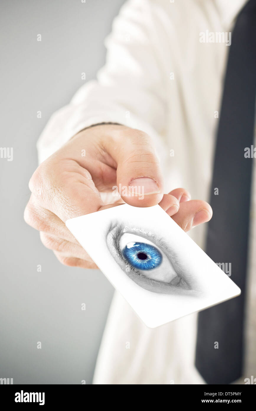Ophtalmologiste donnant sa carte de visite, selective focus sur des doigts et la carte Banque D'Images