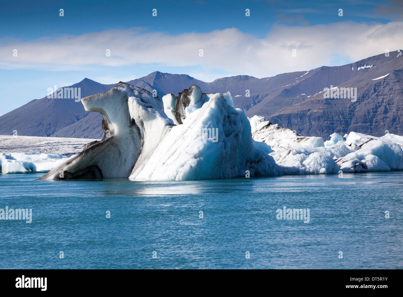 Soleil sur les icebergs dans la lagune glaciaire de Jökulsárlón, en Islande, Banque D'Images