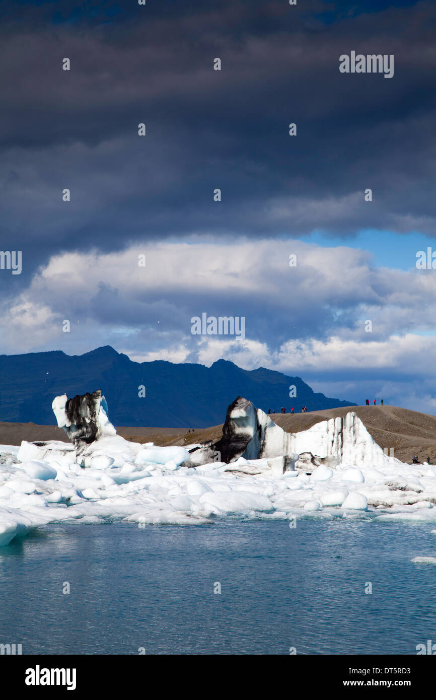 Menaces sur les icebergs dans la lagune glaciaire de Jökulsárlón, en Islande, Banque D'Images