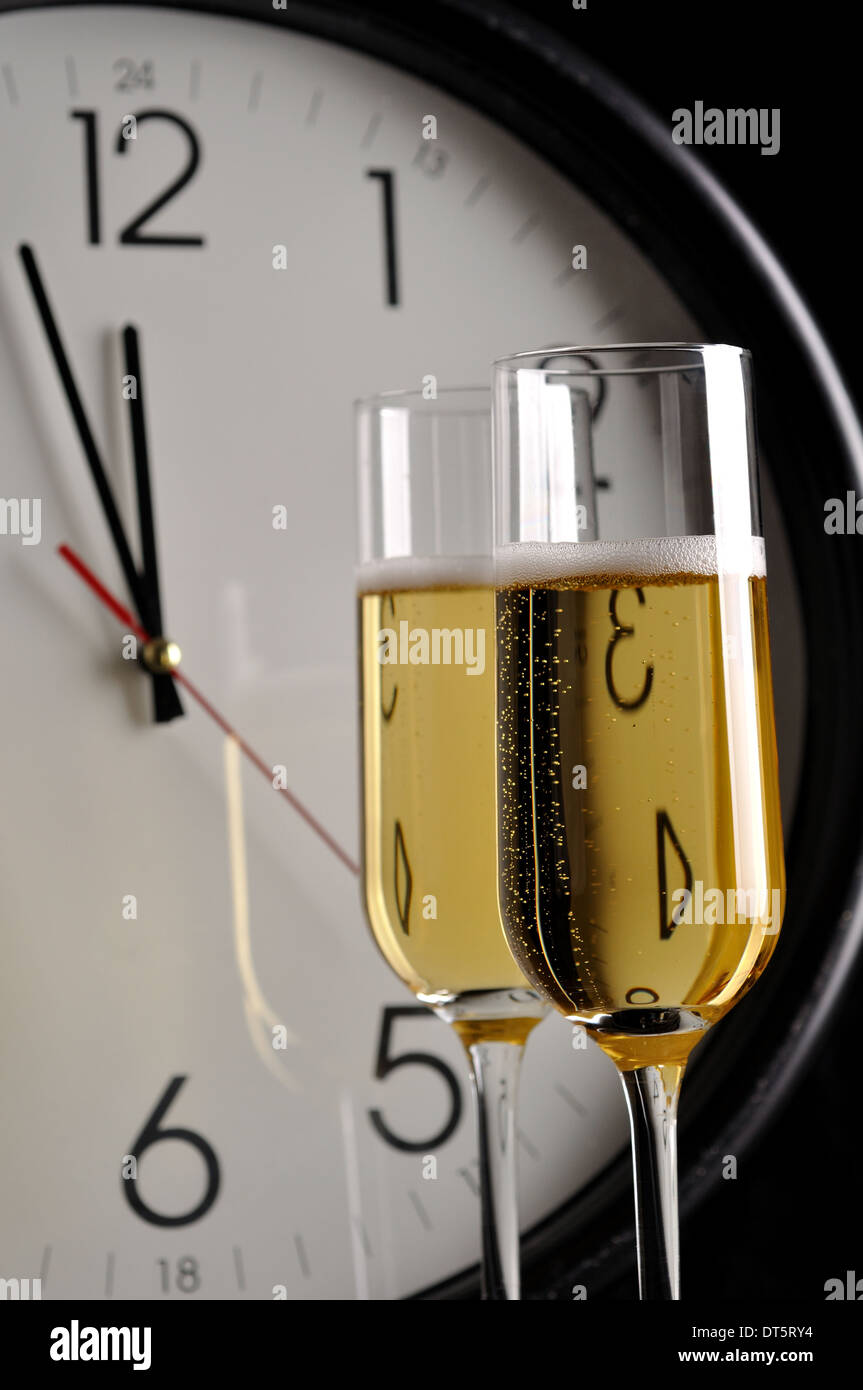 Verres de Champagne prêt à porter dans la nouvelle année Banque D'Images