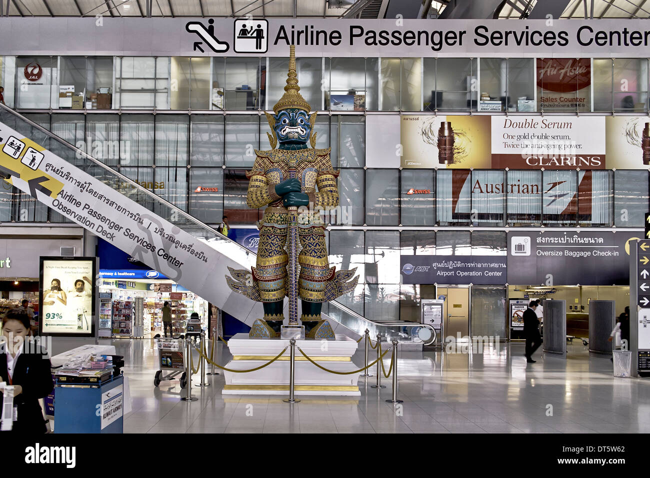 Grande statue de gardien Yaksha à l'aéroport de Suvarnabhumi Bangkok Thaïlande S. E. Asie Banque D'Images