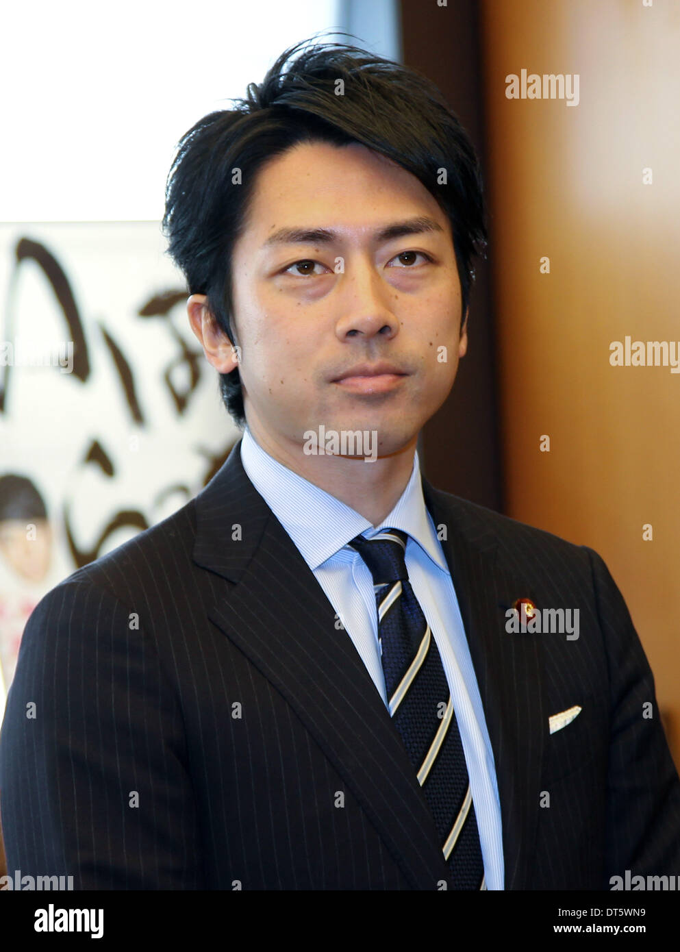 Mito, Japon. 10 fév, 2014. Secrétaire parlementaire quinquennal pour la reconstruction Shinjiro Koizumi Ibaraki visites gouverneur Masaru Hashimoto au bureau de la Préfecture de Ibaraki dans le 10 février 2014 à Ibaraki, Japon. © Koichi Kamoshida/Jana Press/ZUMAPRESS.com/Alamy Live News Banque D'Images