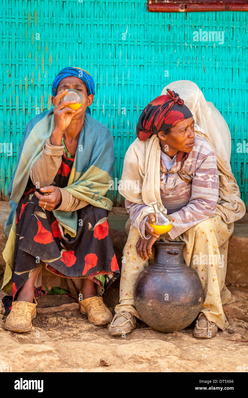 Les gens Dorze Tej Potable (Vin de miel) au marché du jeudi dans le village de Hayto Dorze, près d'Arba Minch, Ethiopie Banque D'Images