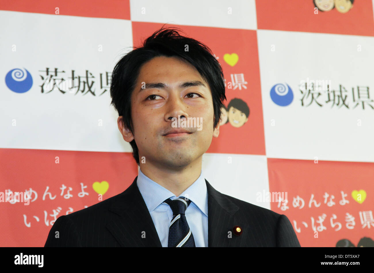 Mito, Japon. 10 fév, 2014. Secrétaire parlementaire quinquennal pour la reconstruction Shinjiro Koizumi Ibaraki visites gouverneur Masaru Hashimoto au bureau de la Préfecture de Ibaraki dans le 10 février 2014 à Ibaraki, Japon. © Koichi Kamoshida/Jana Press/ZUMAPRESS.com/Alamy Live News Banque D'Images