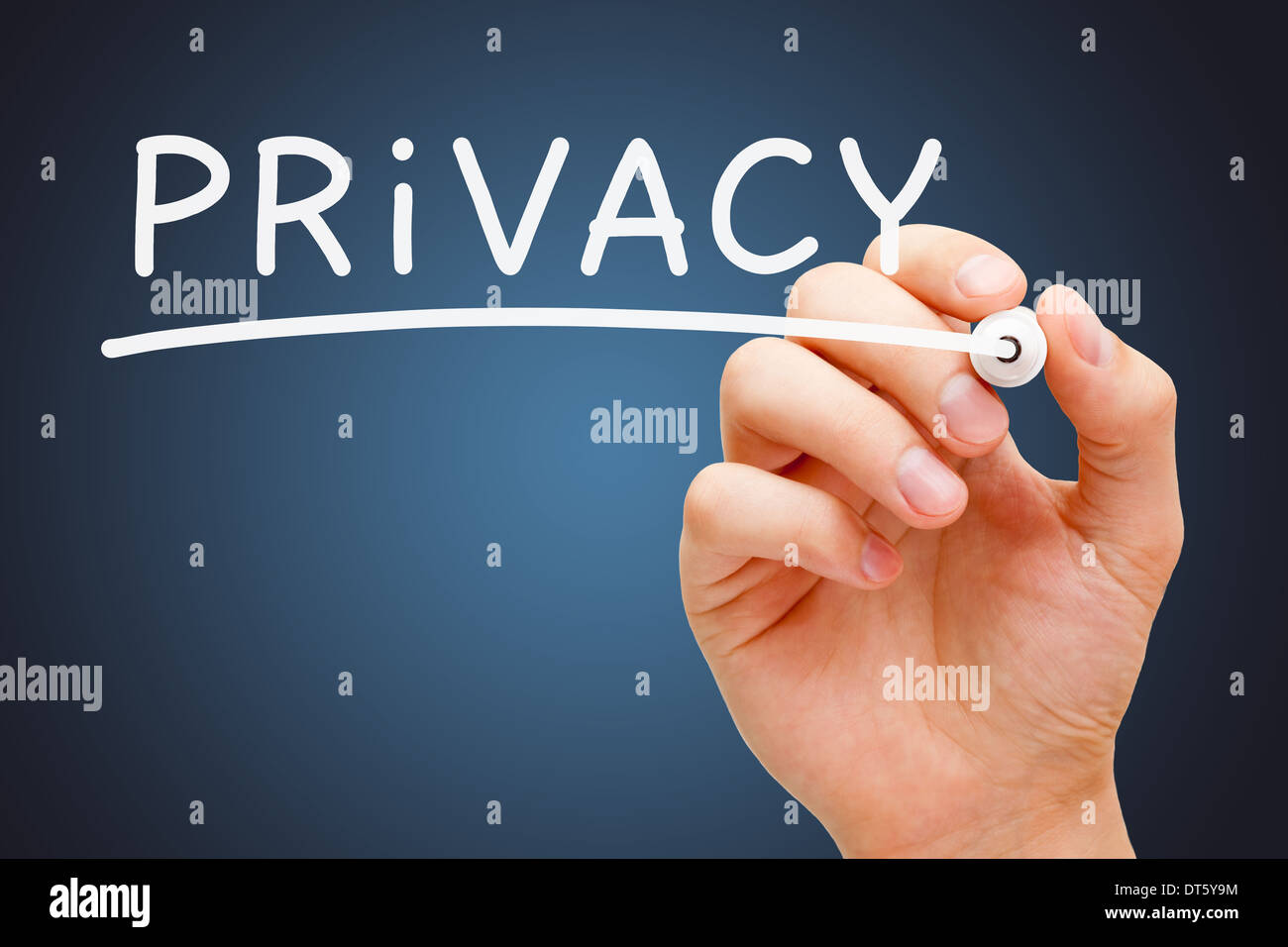 La main de la vie privée avec marqueur blanc transparent sur l'essuyer. Banque D'Images