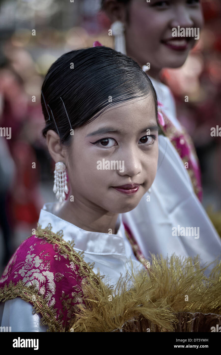 Enfant thaïlandais en costume traditionnel pour le nouvel an chinois. Thaïlande S. E. Asie Banque D'Images