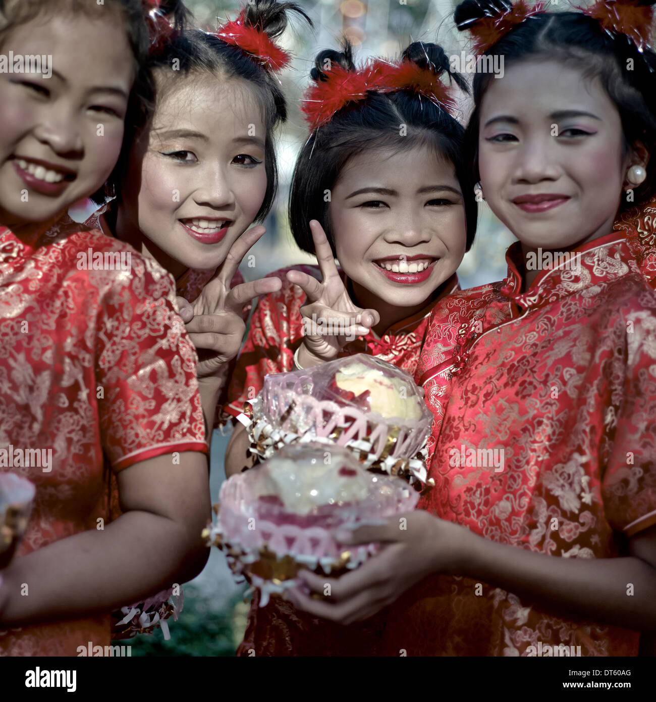 Nouvel an chinois enfants. Jeunes filles thaïlandaises en costume traditionnel pour le nouvel an chinois Banque D'Images
