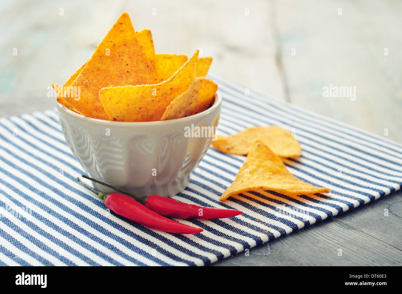 Nachos maïs dans le bol en bois sur backgrpond Banque D'Images