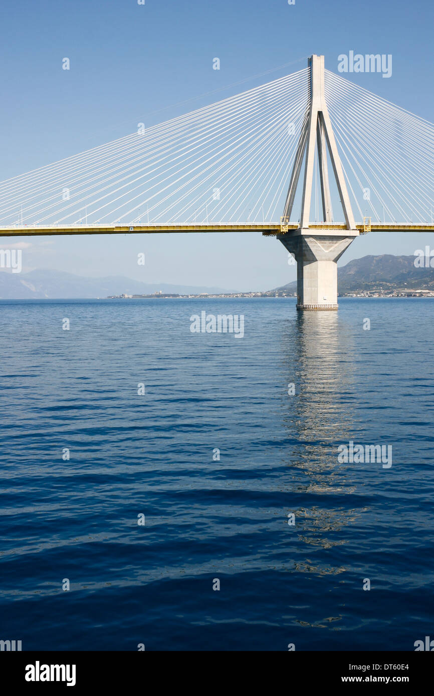 Le trafic routier Rio-Antirrio suspension bridge offrant un raccourci entre la Grèce continentale et le Péloponnèse. Banque D'Images