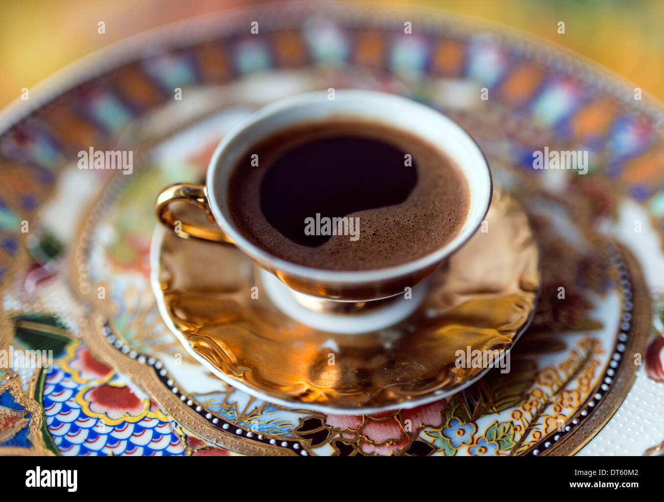 Le turc, le café grec est une méthode de préparation du café. Le café torréfié et moulu finement puis les haricots sont cuits dans un pot (cezve) Banque D'Images