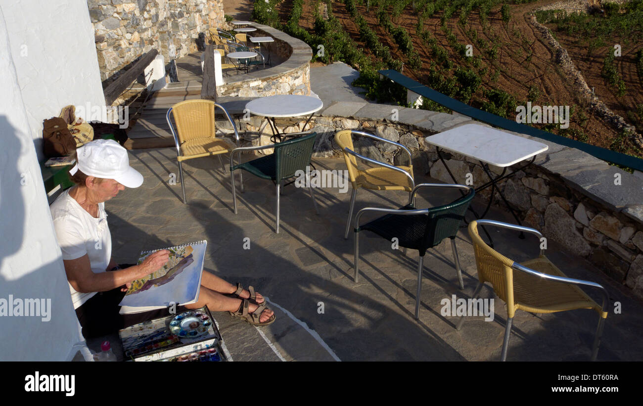 Grèce cyclades sikinos une femme en peinture d'un paysage à l'aquarelle Banque D'Images