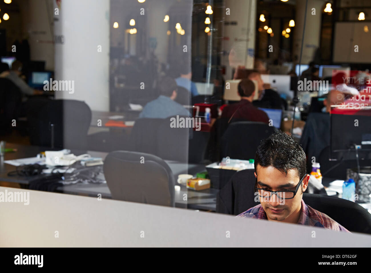 Young man working in office Banque D'Images