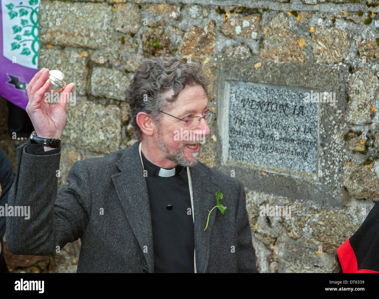 St Ives, Cornwall, UK. 10 fév, 2014. Le curé donne la bénédiction le hurling Silver Ball pendant les célébrations pour la fête 10 février 2014 St Ives, Cornwall Crédit : Kevin Britland/Alamy Live News Banque D'Images