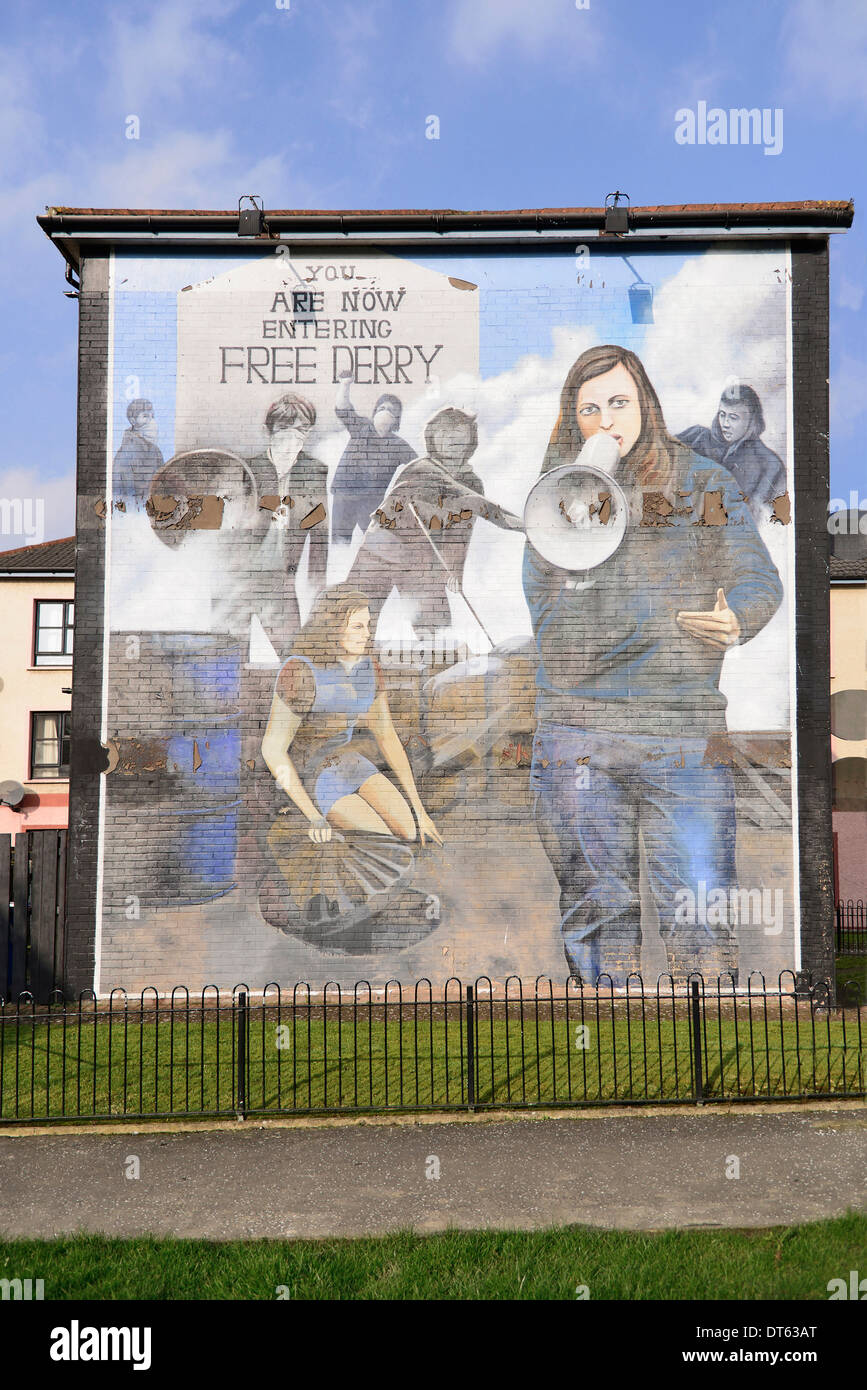 L'Irlande, Dublin, le People's Gallery série de peintures murales à fresque Bogside, connu sous le nom de Bernadette. Vous êtes maintenant dans Free Derry. Banque D'Images