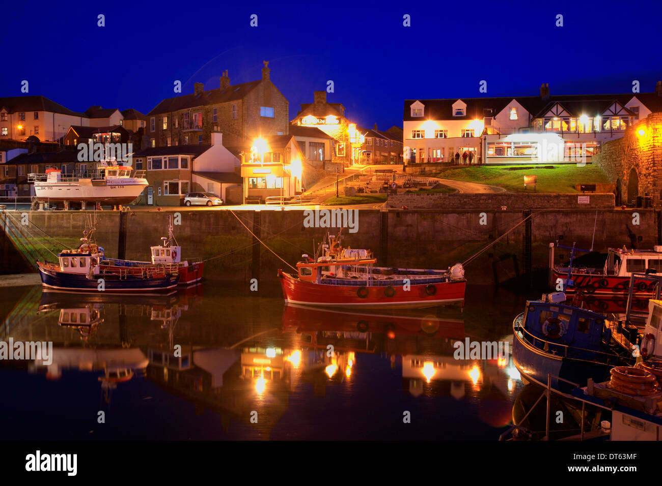 Crépuscule, Largs Harbour, côte de Northumbrie, England, UK Banque D'Images