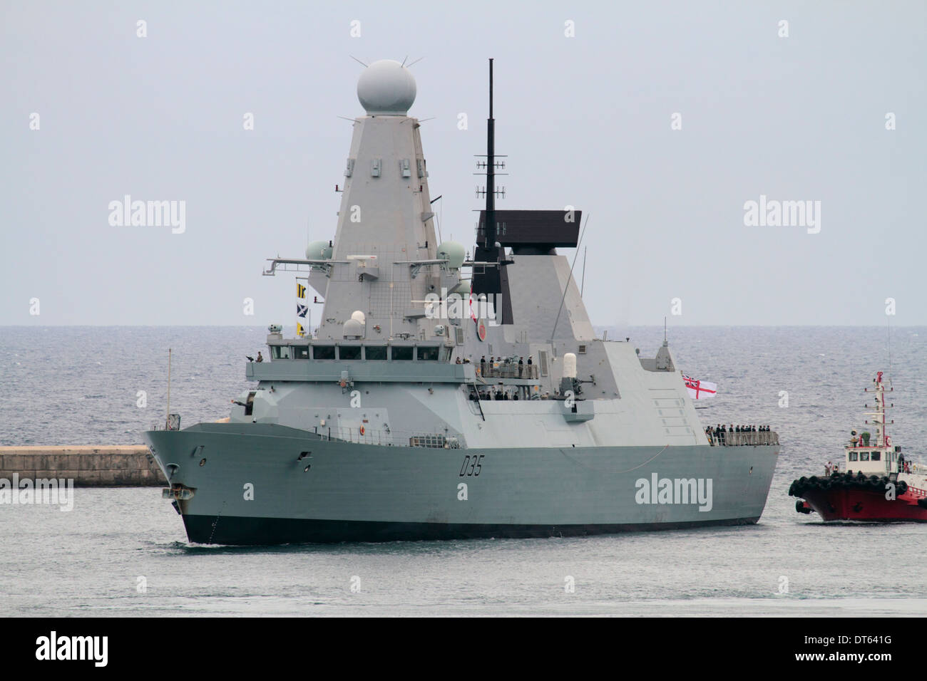 La Royal Navy Type 45 destroyer HMS Dragon entrant dans le Grand Port de Malte Banque D'Images