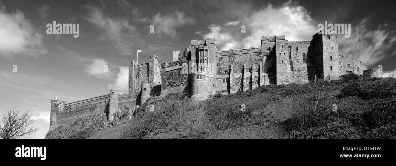 L'été, Château de Bamburgh, Bamburgh, village au nord de la côte de Northumbrie, comté de Northumbrie, England, UK Banque D'Images