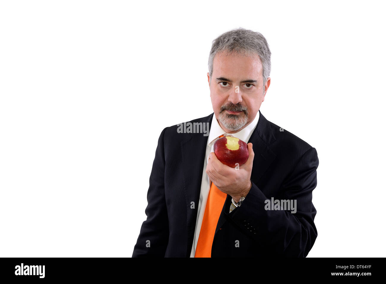 Man biting une pomme sur un fond blanc Banque D'Images