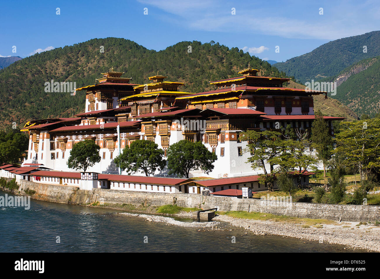 Punakha Dzong du Bhoutan, à côté de la rivière Mo Chhu. Le centre administratif de la région et l'ancienne capitale immobilier reliques sacrées. Banque D'Images