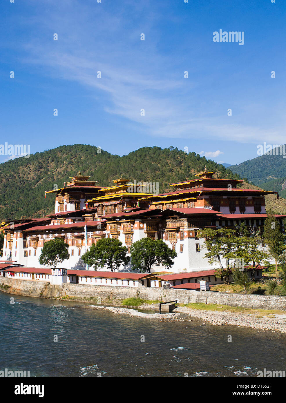 Punakha Dzong du Bhoutan, à côté de la rivière Mo Chhu. Le centre administratif de la région et l'ancienne capitale immobilier reliques sacrées. Banque D'Images