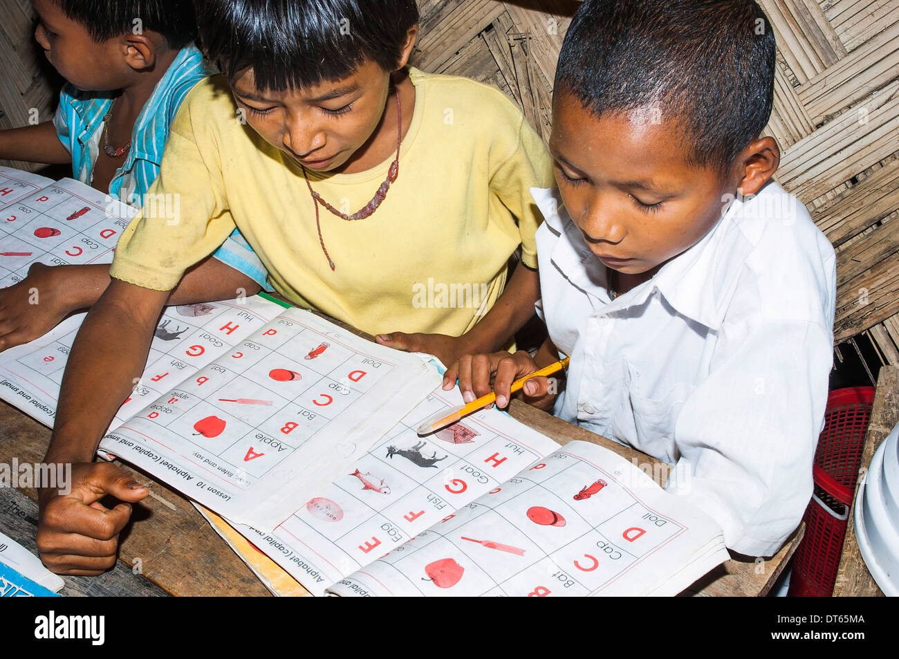 Le Bangladesh, l'Asie du Sud, l'école primaire, Bandarban démontrant classe groupe axée sur l'enfant d'après travail initié par une ONG. Banque D'Images