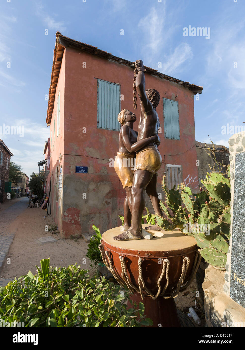 La Statue des esclaves à l'extérieur de la Maison des esclaves à Gorée, un musée mémorial pour les esclaves africains par John et Christian Moisa Banque D'Images