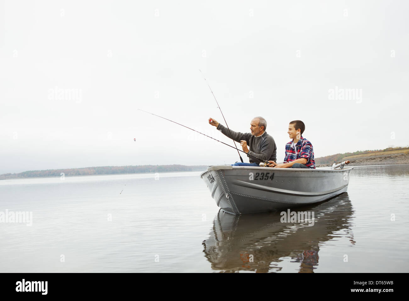 Une journée au lac Ashokan approvisionne. Un homme et un adolescent à partir d'un bateau de pêche. Banque D'Images