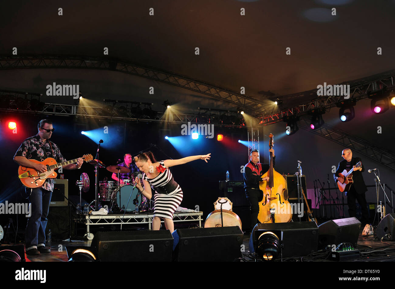 La musique, cordes, guitares, la chanteuse irlandaise Rockabilly Imelda May et son groupe jouant à 2010 Cornbury Festival dans l'Oxfordshire. Banque D'Images