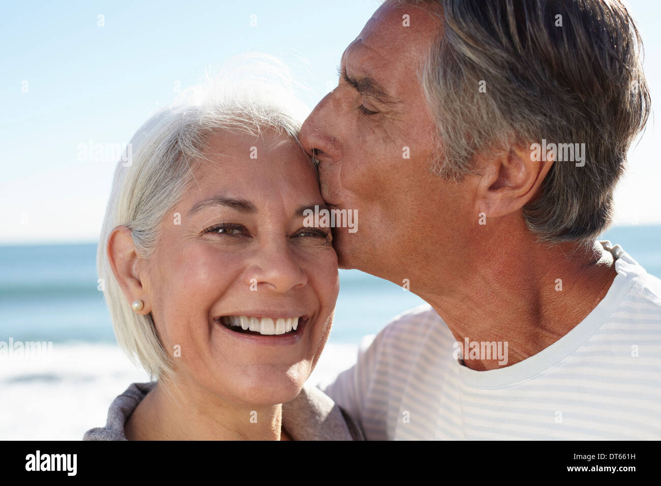 Man kissing woman on forehead Banque D'Images
