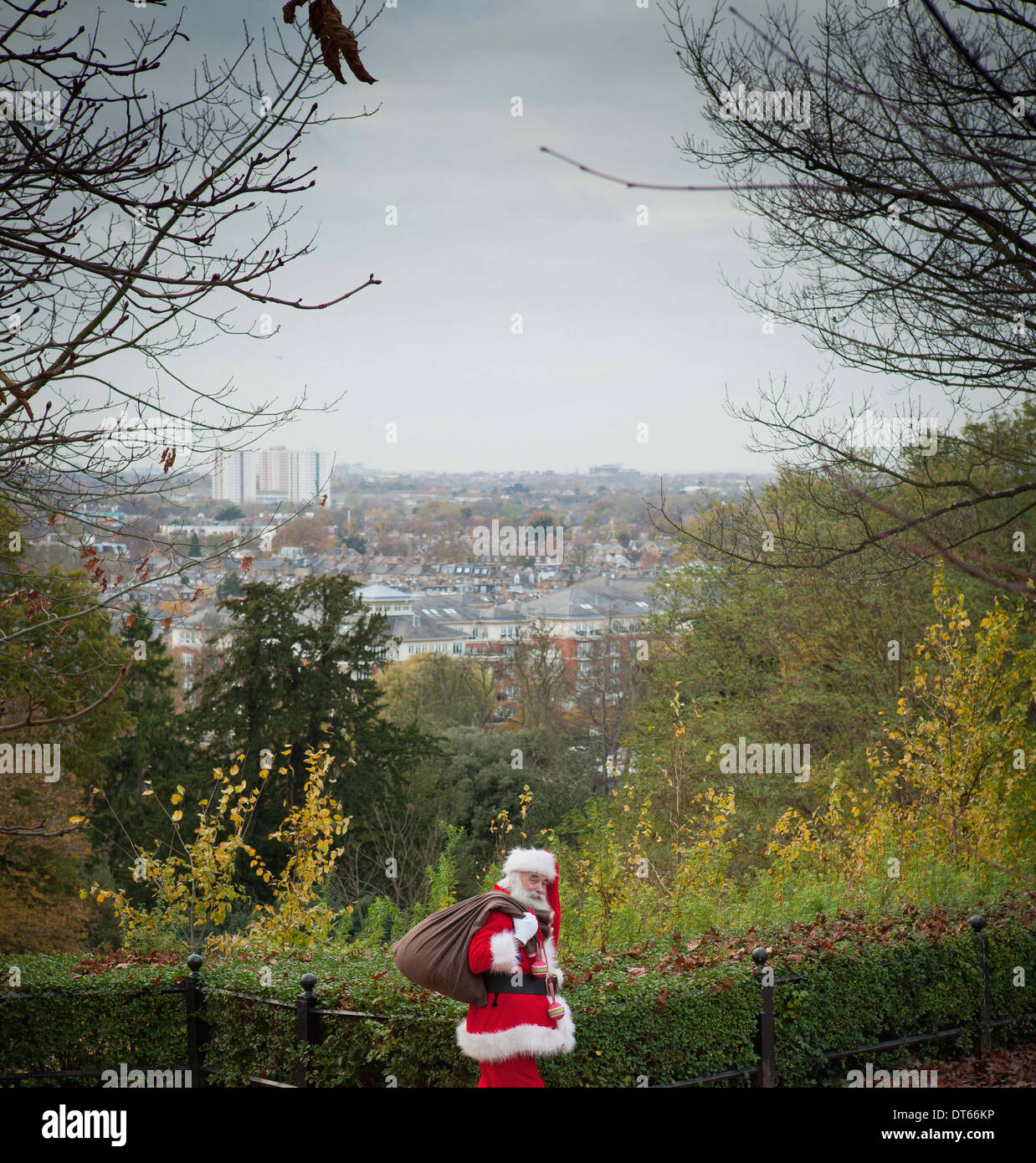 Père Noël sac sur l'épaule Banque D'Images