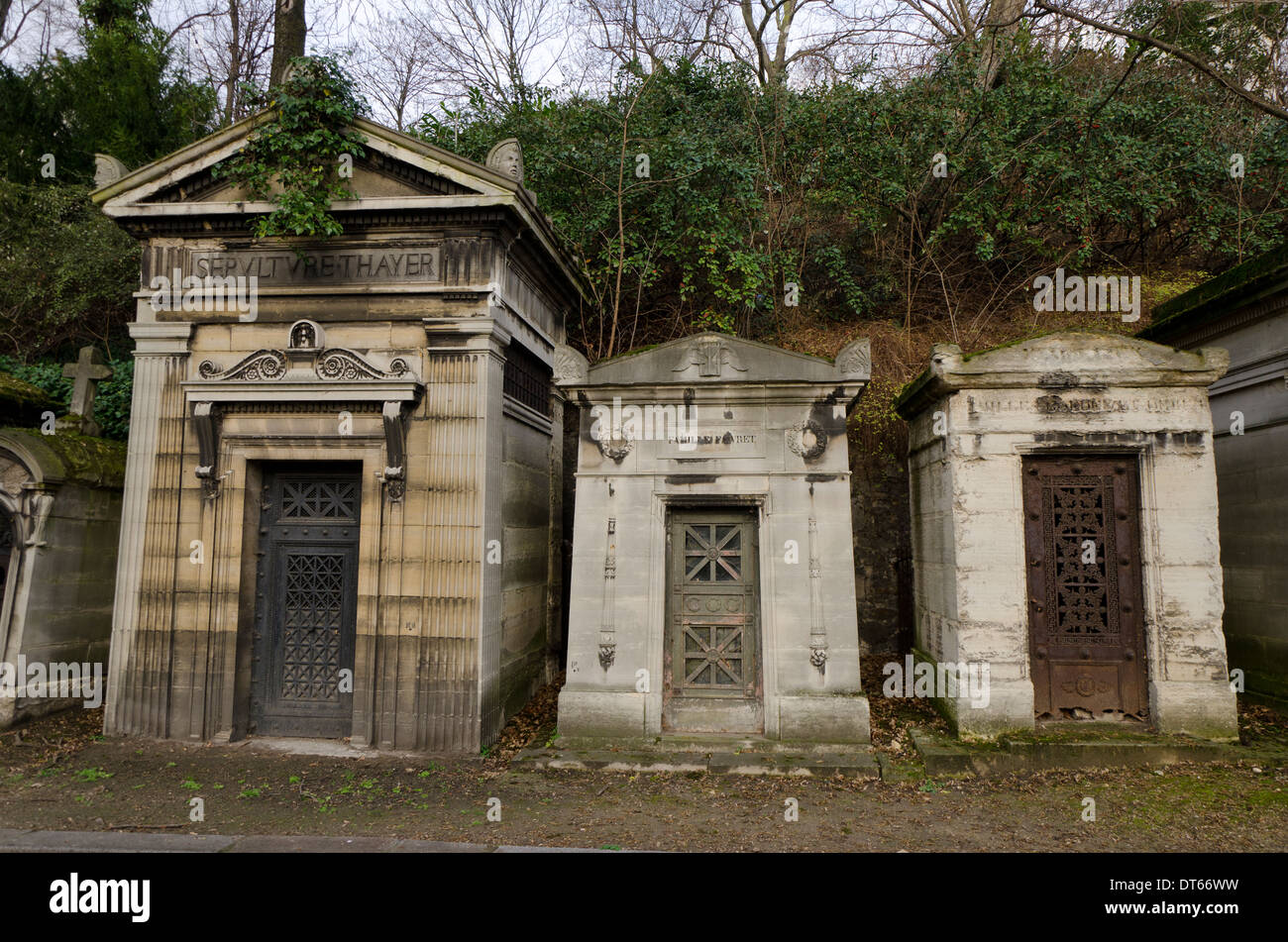 Trois mausolées au Père Lachaise, le plus grand cimetière de Paris, France. Banque D'Images