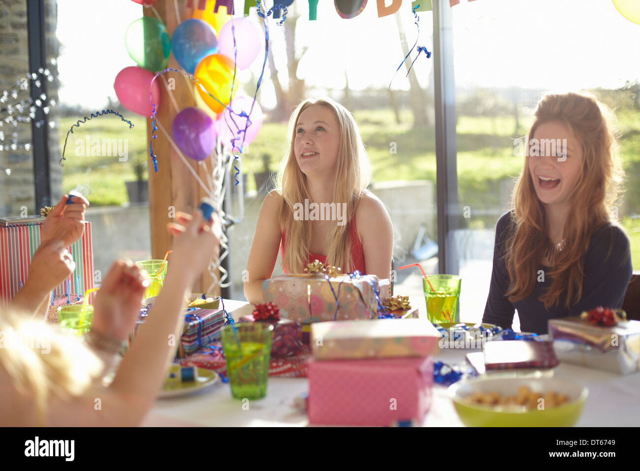 Quatre adolescentes célébrant avec bulles at Birthday party Banque D'Images