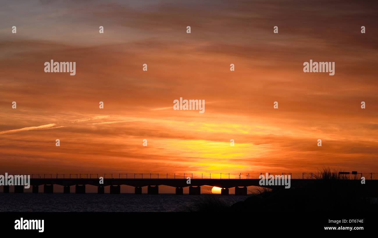 Brillant orange lever du soleil sur le spectaculaire pont du Grand Belt, traversant la mer Baltique, au printemps Banque D'Images