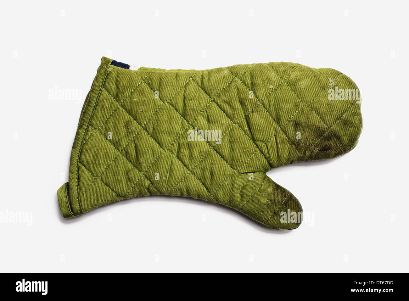 Mitaine de four utilisé. Un tissu matelassé matelassé, vert, résistantes à la chaleur mitt. Banque D'Images