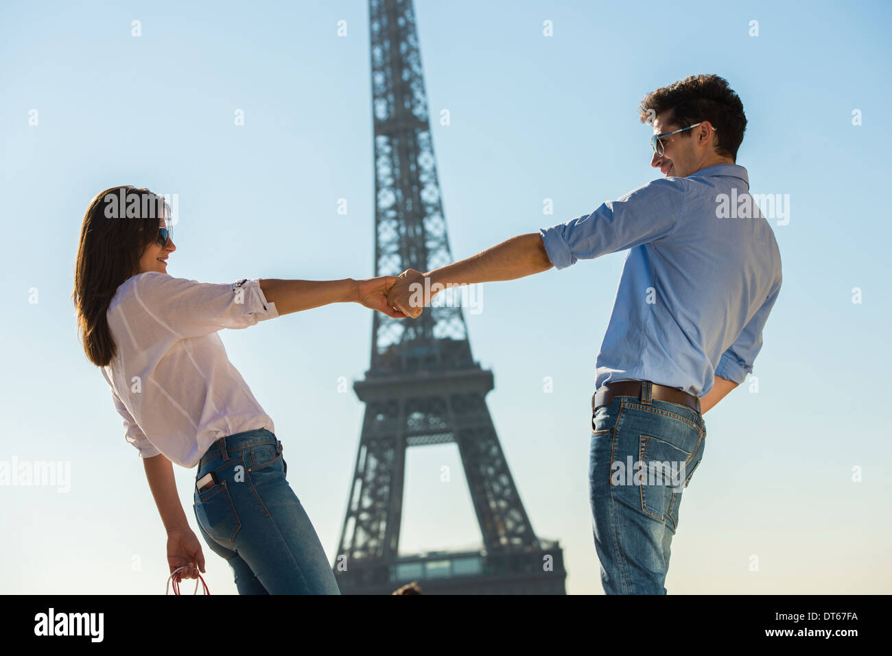 Jeune couple en face de la Tour Eiffel, Paris, France Banque D'Images